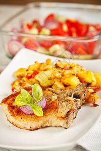 磨猪排餐厅蔬菜沙拉食物烹饪油炸盘子午餐架子猪肉图片