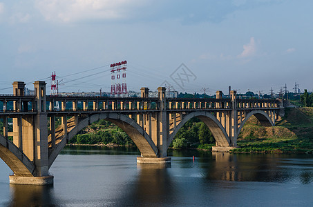 沿河的铁路和铁路两极分桥建筑蓝色快手旅行运输地标天空城市背景图片