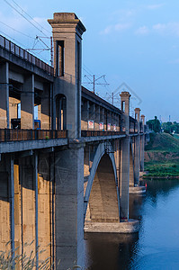 沿河的铁路和铁路两极分桥运输支撑城市地标蓝色天空建筑快手旅行建筑学背景图片