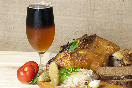 烤猪腿 配有酸菜和切片啤酒村庄玻璃饮食猪肉美食黄瓜食物香菜砧板洋葱图片