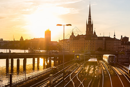 在瑞典斯德哥尔摩的铁路轨道和火车铁路线地标运输天际平台旅行旅游交通首都过境图片