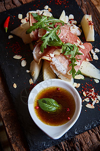 配有薄片的鲜甜瓜沙拉叶子软木盘子午餐蔬菜猪肉火腿派对方案水果图片