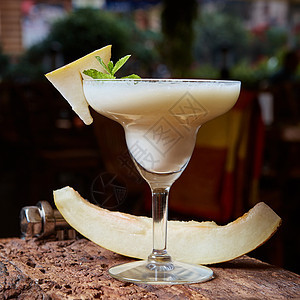 玛格丽塔甜瓜鸡尾酒黑色水果食物反射柠檬派对背景酒精饮料玻璃图片