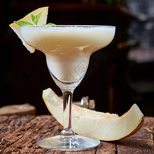 玛格丽塔甜瓜鸡尾酒茶点水果柠檬食物背景薄荷反射酒吧液体饮料图片