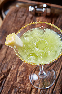 绿色玛格丽塔甜瓜鸡尾酒食物液体柠檬薄荷反射派对酒精饮料西瓜酒吧图片