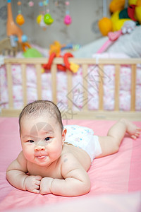 亚裔女女婴的口语和舌语流出尿布几个月女性身体孩子童年纸尿裤蓝色男生微笑图片