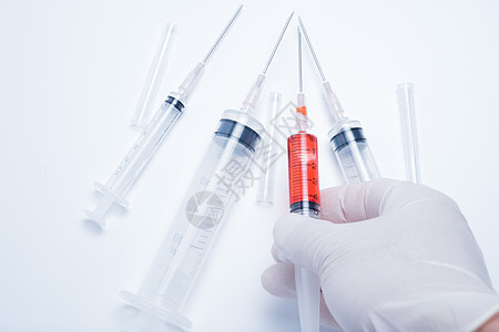 持有红色注射针筒乐器诊所帮助治疗医疗药品医院疫苗工具炒作图片
