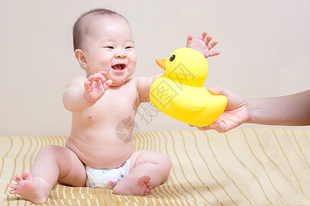 亚洲泰国女婴玩黄橡皮鸭的亚洲泰籍女婴微笑黄色女孩儿童喜悦女儿孩子尿布白色鸭子图片