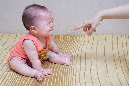 亚洲婴儿在母亲责骂时哭泣图片