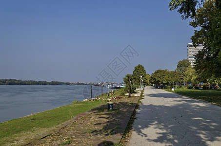 多瑙河沿线Ruse镇的河滨公园长椅废纸港口栅栏花园天空大街灌木建筑公园图片