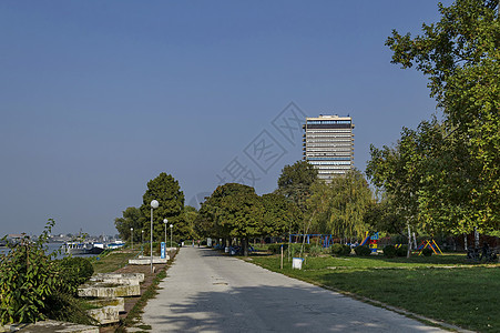 多瑙河沿线Ruse镇的河滨公园公园灯光港口花园灌木支撑大街栅栏建筑天空图片