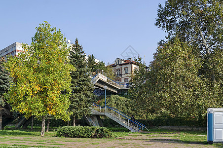 多瑙河沿线Ruse镇的河滨公园建筑绿色楼梯公园废纸天空花园栅栏大街灌木图片