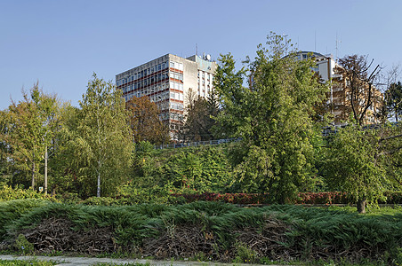 多瑙河沿线Ruse镇的河滨公园房子公园木头建筑花园灯光灌木天空栅栏绿色图片