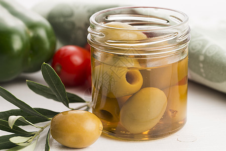 咸瓜橄榄和橄榄树枝食物营养叶子浆果烹饪玻璃蔬菜美食瓶装小吃图片