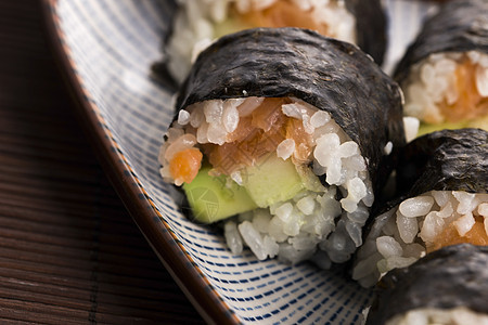 寿司  鲑鱼卷放在盘子上美食美味黄瓜饮食海鲜蔬菜文化午餐食物鱼片图片