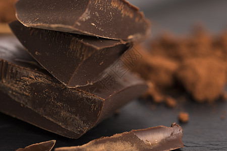 巧克力片宏观甜点可可棕色巧克力酒吧饮食白色牛奶食物图片