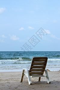 沙滩上的椅子旅游支撑塑料热带太阳旅行假期海浪海洋蓝色背景图片