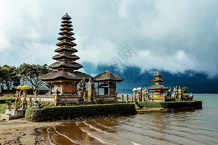 巴厘岛Beratan湖上的水塔旅游风景历史宗教热带吸引力精神天空旅行山脉图片