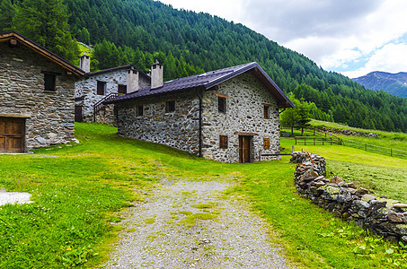 石头房子 山中的传统高山村庄土地爬坡岩石场地地标旅游假期场景城市游客图片