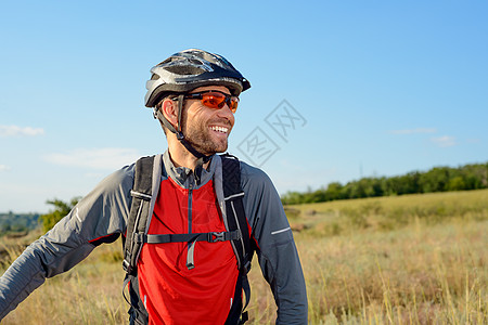 Helmet 和 Glases 年轻女元球员的肖像头盔成人运动员赛跑者男人男性男生闲暇乐趣白色图片