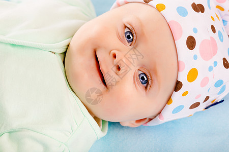 微笑婴儿的肖像童年孩子幸福毯子蓝色男生粉色白色帽子女孩图片