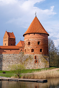 Trakai 城堡视图花园液体木头码头湖岸小路生物学历史左舷石墙图片