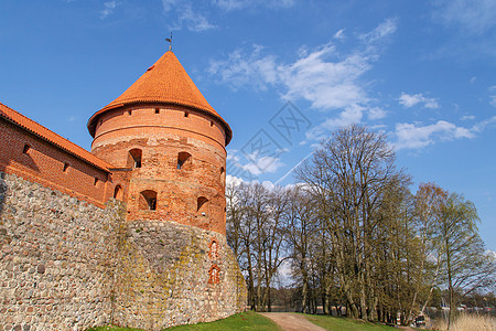 Trakai 城堡视图环境石墙建筑学小路天空历史性多云建筑橙子棕色图片