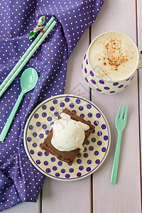 布朗尼一个模式食物盘子糕点咖啡杯拿铁咖啡冰淇淋紫色肉桂食谱图片