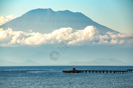 在巴厘岛从海洋看 在云中游荡地标场景风景假期天线热带团体爬坡顶峰岩石图片