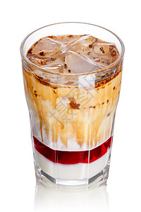 美味的奶昔球杯酒精巧克力咖啡冰镇泡沫状奶油糖浆白色起泡图片