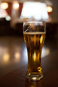 在餐厅的角落桌子上喝杯啤酒 一杯啤酒饮料玻璃生活酿造酒精地窖酒吧啤酒厂庆典液体图片