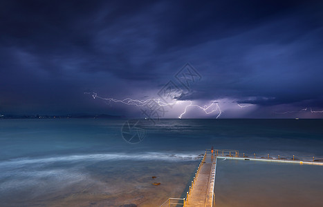 科洛罗伊风暴和闪电海滨雷雨环境罢工海滩螺栓领带下雨岩池电风暴图片