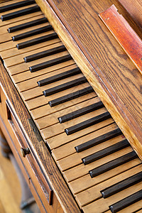 复古 钢琴木老钢琴木头历史性古董乡愁棕色乐器钥匙音乐会键盘环境背景