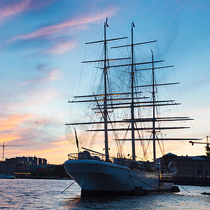 Gamla Stan 斯德哥尔摩 瑞典 欧洲等地的传统环航船风景教会建筑学天际旅行日落蓝色港口全景首都图片