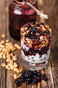 Parfait甜点小吃小麦食物蜂蜜粮食早餐桌子玻璃谷物酸奶图片