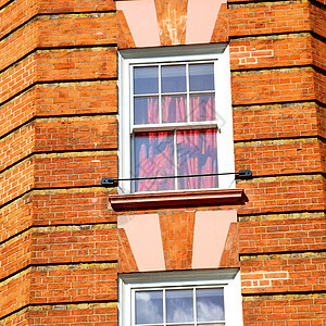 欧洲伦敦红砖墙和历史窗口中的旧红色砖墙城市办公室砂岩石头建筑学艺术建筑窗户废墟旅行背景图片