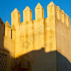 土建和天空历史的古土建造旅游沙漠古堡国家棕榈村庄建筑学爬坡蓝色植物图片