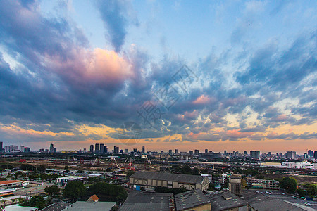 曼谷市上空日落太阳中心城市阳光蓝色地平线红色建筑风景摩天大楼图片