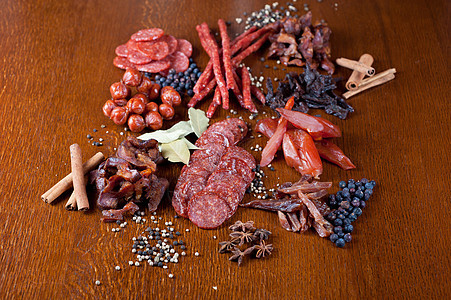 肉类和香肠沙拉木头食物盘子木板猪肉牛肉炙烤厨房辣椒图片