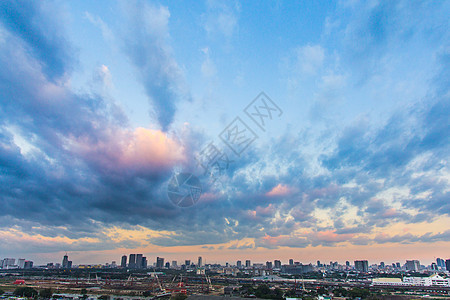 下曼谷日落风景地平线城市阳光建筑蓝色市中心中心摩天大楼天空图片