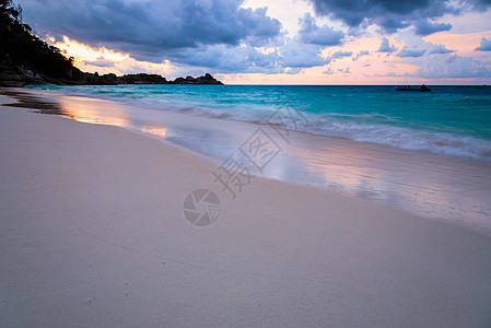 泰国Koh Miang的海滩日落和海边日落海浪海岸海景橙子阳光风景天空地平线海洋热带图片