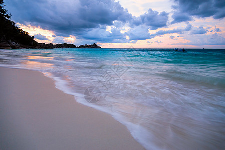 泰国Koh Miang的海滩日落和海边日落海洋景点冲浪旅行热带橙子海岸地平线蓝色支撑图片