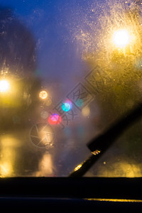 通过挡风玻璃上的雨 模糊的目光下雨天气运输窗户街道玻璃车辆风暴雨滴城市图片