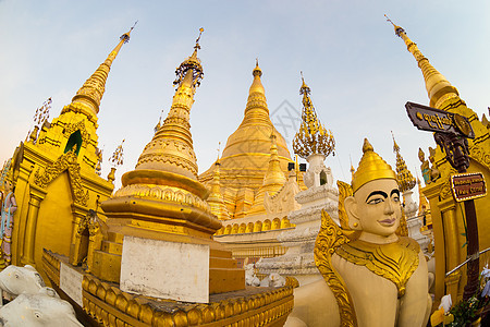 在缅甸仰光的黎明首都佛塔游客崇拜上座部寺庙宝塔神社地标建筑学图片