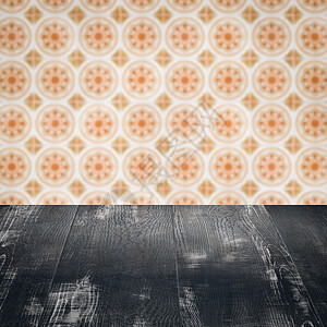 木桌顶壁和模糊的旧式瓷瓷瓷瓷砖墙正方形马赛克嘲笑制品厨房古董广告木头陶瓷架子背景图片