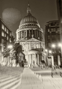 伦敦圣保罗大教堂夜幕的模糊图像公共汽车景观旅行地标纪念碑红色城市建筑学宗教旅游图片