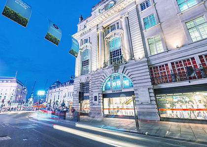 伦敦     2015年6月11日 2015年 在摄政的夜间交通和游客场景公共汽车运动甲板民众马戏团照明红色王国购物图片