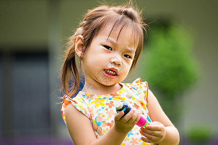 悲哀小女孩在夏季公园玩耍的户外肖像孩子游戏娱乐快乐幼儿园操场儿童享受闲暇晴天图片