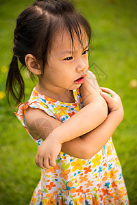 悲哀小女孩在夏季公园玩耍的户外肖像操场女孩快乐享受孩子闲暇青年娱乐幼儿园喜悦图片