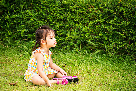 悲哀小女孩在夏季公园玩耍的户外肖像晴天婴儿快乐幼儿园儿童喜悦娱乐游戏享受操场图片